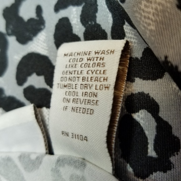 Kim Rogers Leopard Print Top Ruffle Blouse M Gray Black White Short Sleeve - Picture 5 of 6